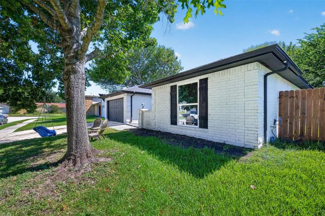 1011 Kensington Drive, Pearland, TX 77584