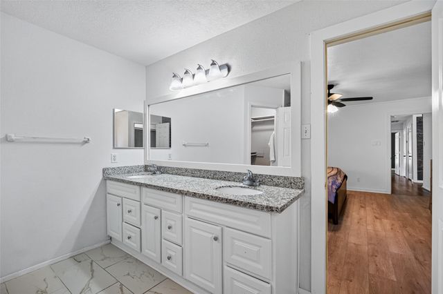 1011 Kensington Drive, Pearland, TX 77584
