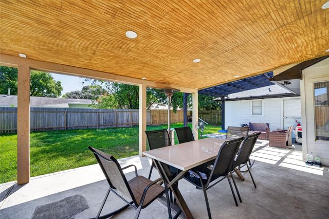 1011 Kensington Drive, Pearland, TX 77584