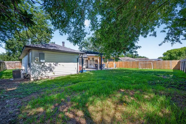 1011 Kensington Drive, Pearland, TX 77584