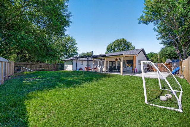 1011 Kensington Drive, Pearland, TX 77584