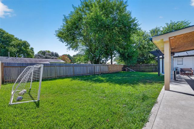 1011 Kensington Drive, Pearland, TX 77584