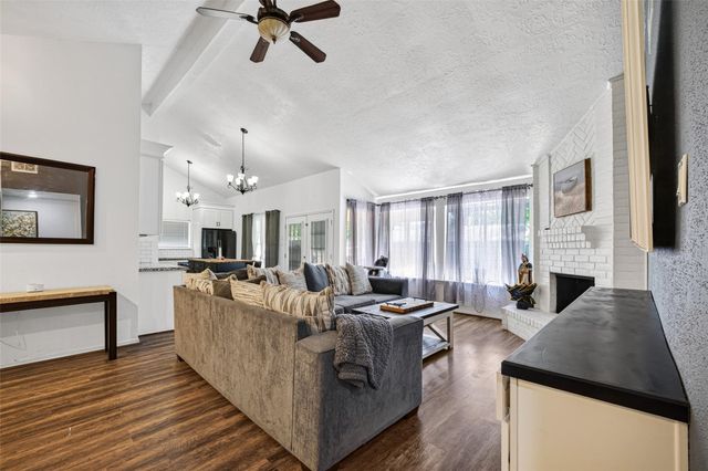 1011 Kensington Drive, Pearland, TX 77584