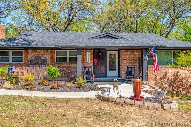 930 Briarwood Drive, Bartlesville, OK 74006