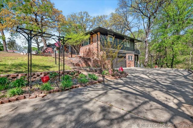 930 Briarwood Drive, Bartlesville, OK 74006