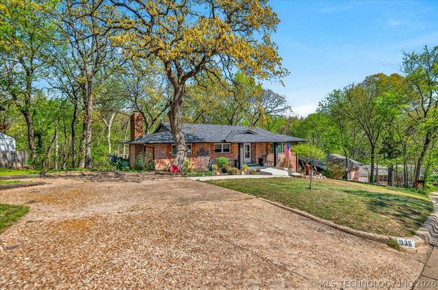 930 Briarwood Drive, Bartlesville, OK 74006