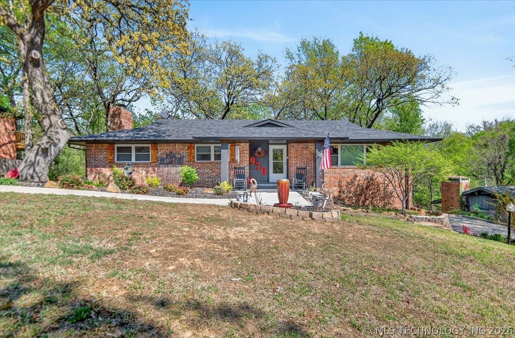 930 Briarwood Drive, Bartlesville, OK 74006