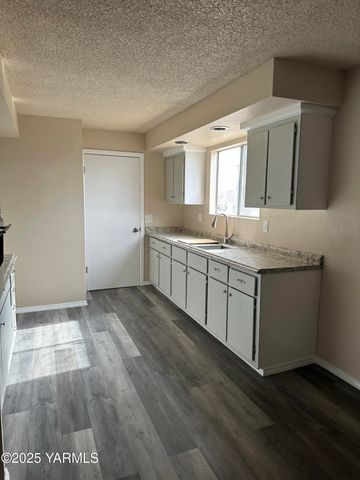 N 205 63rd Ave, Yakima, WA 98908