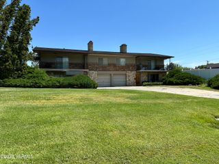N 205 63rd Ave, Yakima, WA 98908