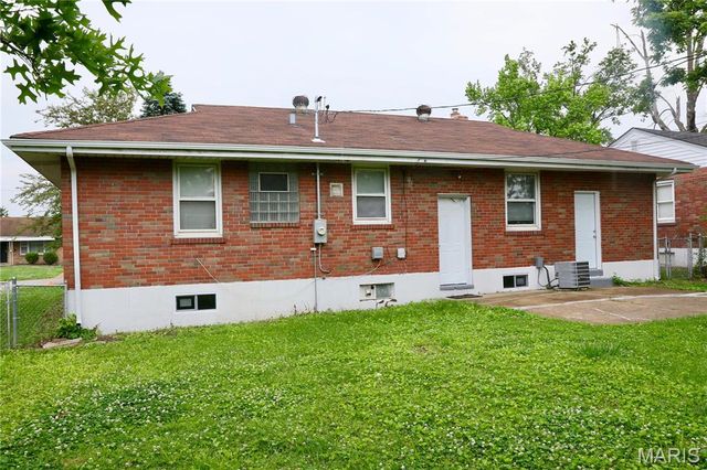 9423 Edgewater Drive, St Louis, MO 63136