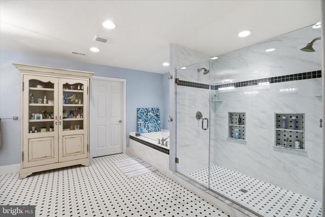 35 RITTENHOUSE CIR, Newtown, PA 18940