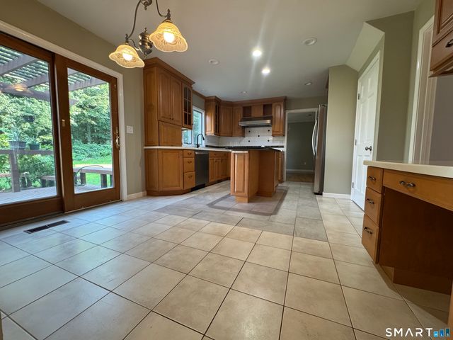665 Quinnipiac Court, Cheshire, CT 06410