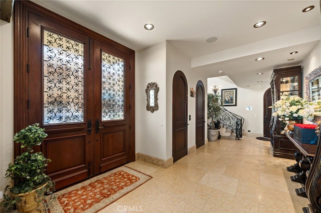 Image 9 of property listing at 2 60th pl, Long Beach, CA 90803