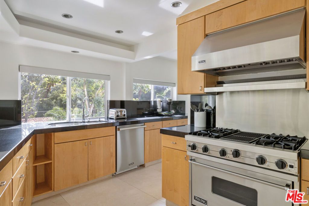 Image 10 of property listing at 3111 Belden Drive, Los Angeles, CA 90068