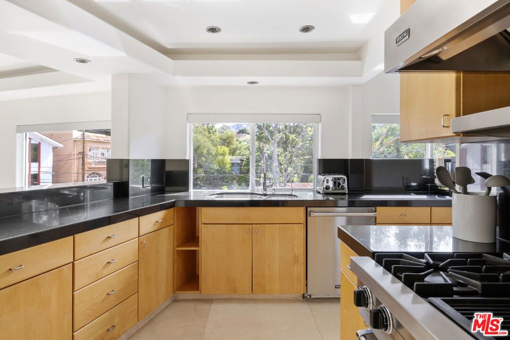 Image 11 of property listing at 3111 Belden Drive, Los Angeles, CA 90068