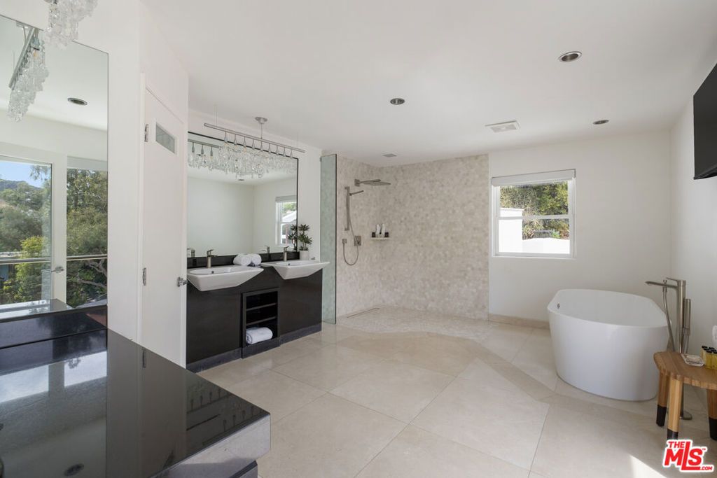 Image 17 of property listing at 3111 Belden Drive, Los Angeles, CA 90068