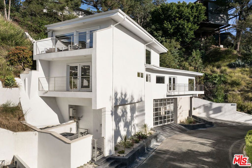 Image 2 of property listing at 3111 Belden Drive, Los Angeles, CA 90068