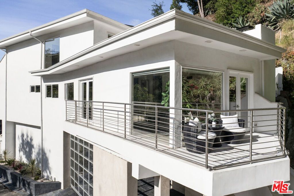 Image 7 of property listing at 3111 Belden Drive, Los Angeles, CA 90068