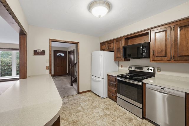44 Dennison Hill Rd, Southbridge, MA 01550