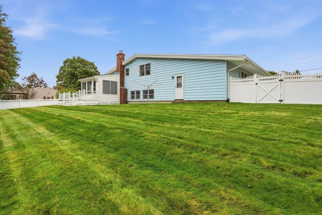44 Dennison Hill Rd, Southbridge, MA 01550