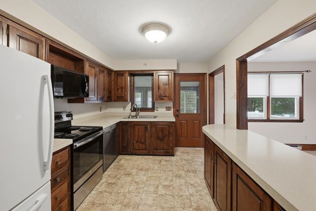 44 Dennison Hill Rd, Southbridge, MA 01550