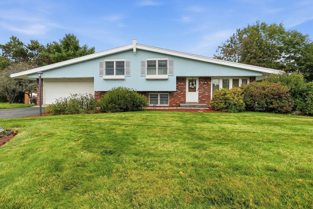 44 Dennison Hill Rd, Southbridge, MA 01550