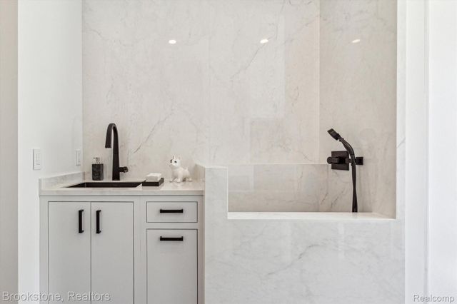 4144 ROUGE CIRCLE Drive, Troy, MI 48098