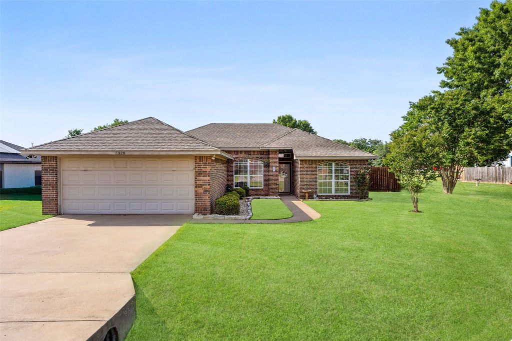 3928 Country Meadows Circle, Granbury, TX 76049