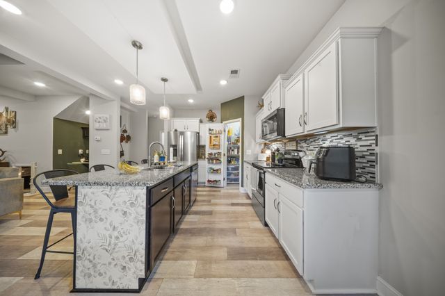 615 Bassett Ln, Clarksville, TN 37043