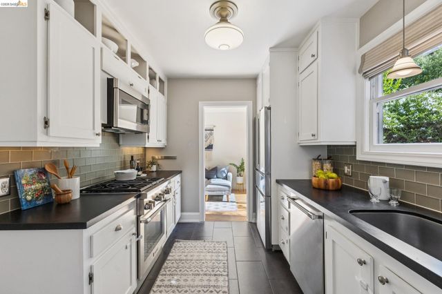 4258 Lakeshore Ave, Oakland, CA 94610