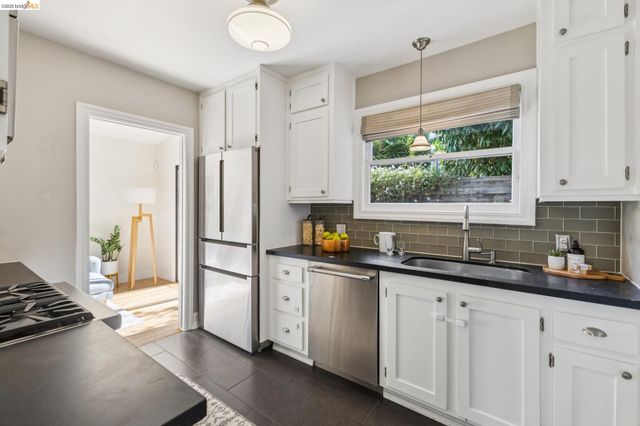 4258 Lakeshore Ave, Oakland, CA 94610