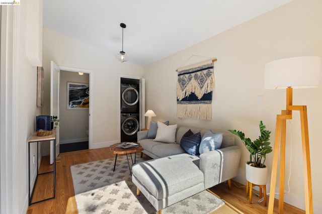 4258 Lakeshore Ave, Oakland, CA 94610