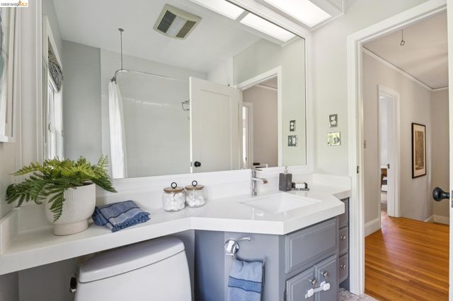4258 Lakeshore Ave, Oakland, CA 94610