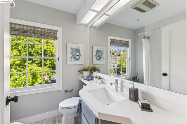 4258 Lakeshore Ave, Oakland, CA 94610
