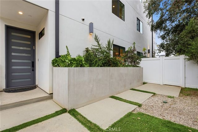 13822 Oxnard, Van Nuys, CA 91401