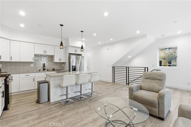 13822 Oxnard, Van Nuys, CA 91401