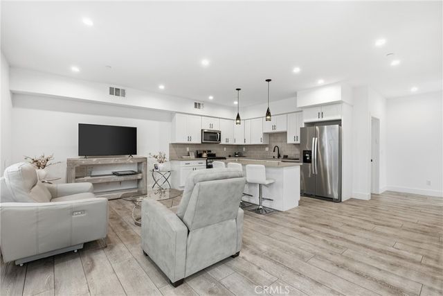 13822 Oxnard, Van Nuys, CA 91401