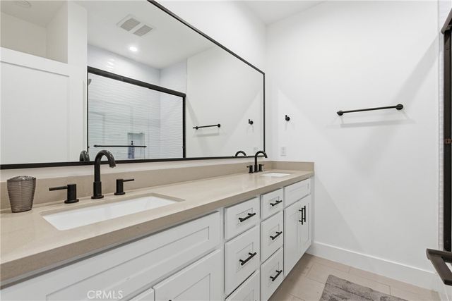 13822 Oxnard, Van Nuys, CA 91401