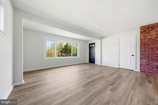 11 WHITEWOOD DR, Levittown, PA 19057