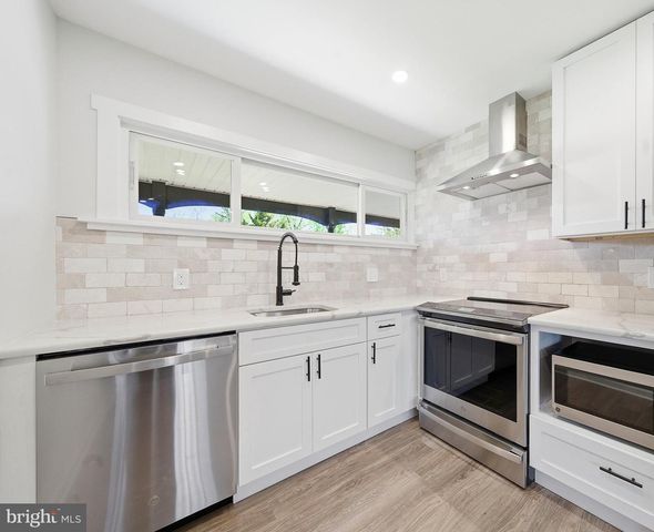 11 WHITEWOOD DR, Levittown, PA 19057