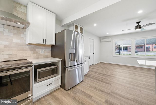 11 WHITEWOOD DR, Levittown, PA 19057