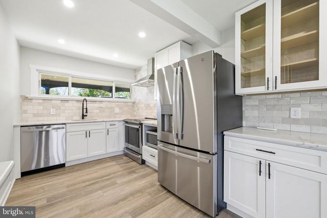 11 WHITEWOOD DR, Levittown, PA 19057