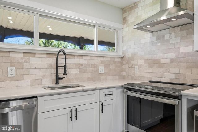 11 WHITEWOOD DR, Levittown, PA 19057