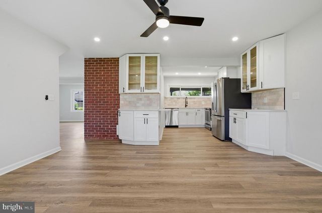 11 WHITEWOOD DR, Levittown, PA 19057