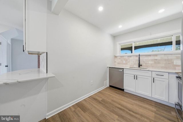 11 WHITEWOOD DR, Levittown, PA 19057