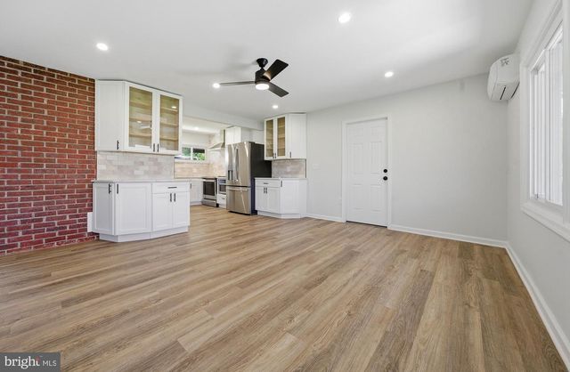 11 WHITEWOOD DR, Levittown, PA 19057