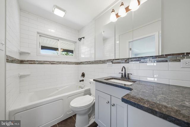 11 WHITEWOOD DR, Levittown, PA 19057