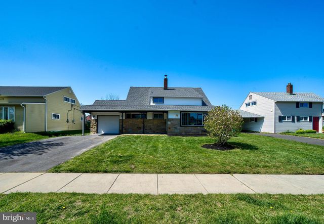 11 WHITEWOOD DR, Levittown, PA 19057