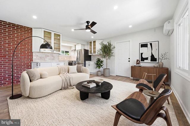 11 WHITEWOOD DR, Levittown, PA 19057