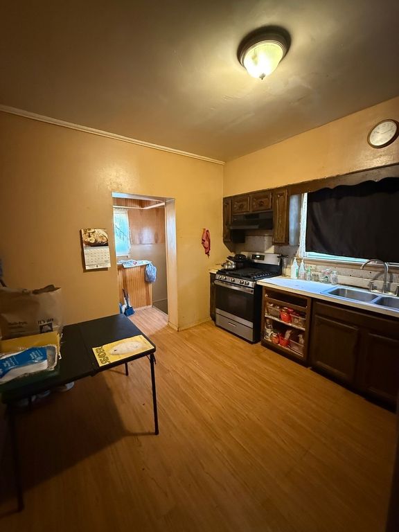 Image 3 of property listing at 8718 S Euclid Avenue, Chicago, IL 60617